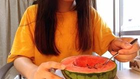 留学生网红吃瓜视频,揭秘海外留学生活背后的真实故事  第2张